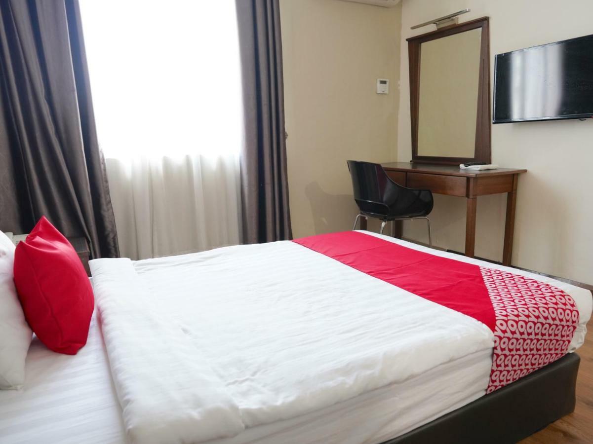 Oyo 43987 Season Inn Бинтулу Екстериор снимка